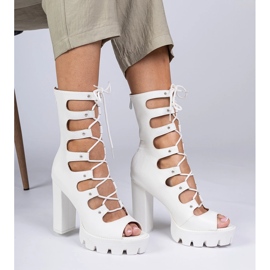 Bílé boty na vysokém sloupu s výřezy bílý 2
