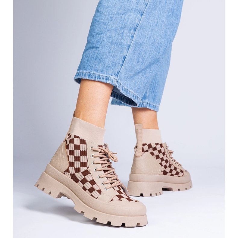 Tenisky hnědých bot na platformě 1