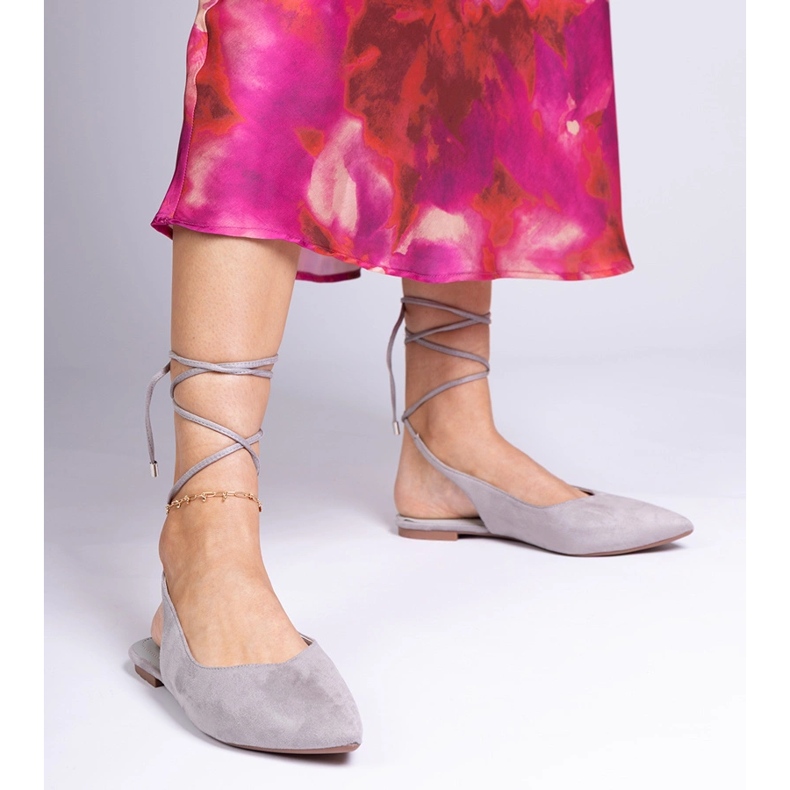 Šedá čerpadla s plochou na pokoji svázaná na kotníku 1