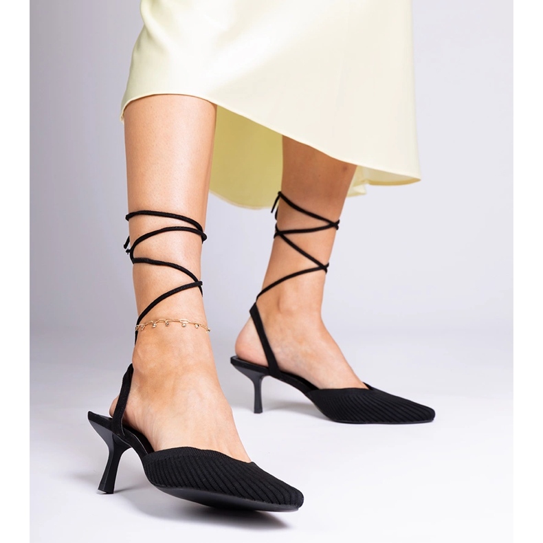 Černá čerpadla na vysokou patu s otevřeným 1