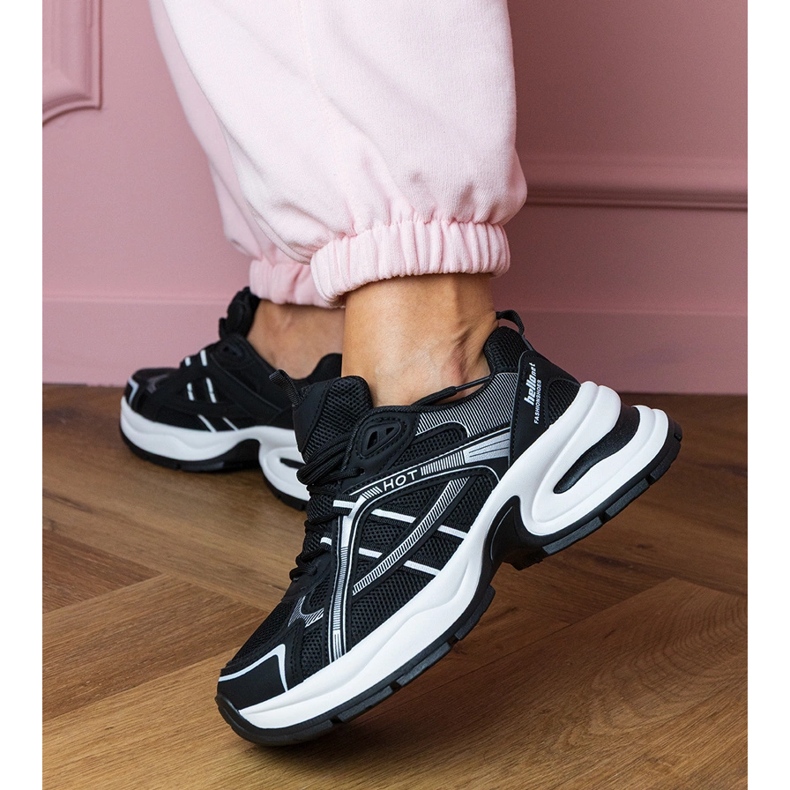 Černé sportovní tenisky na masivní podrážce černá 1