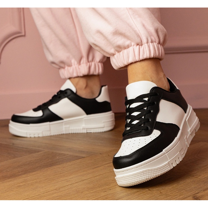 Černé sportovní tenisky na PLATFOTM černá 1