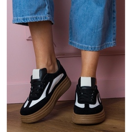 Tenisky černých tenisek na husté podrážce 1