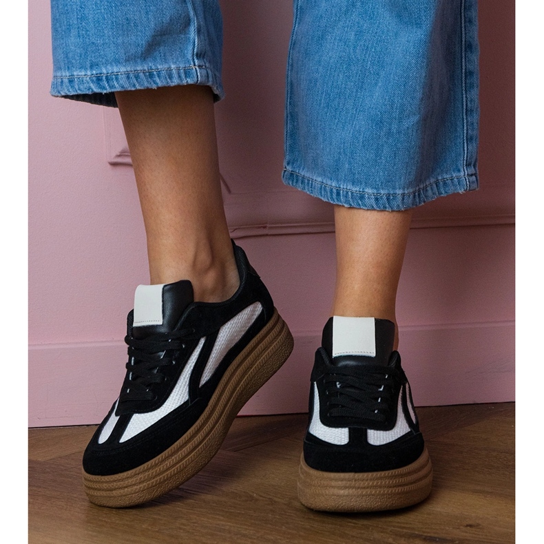 Tenisky černých tenisek na husté podrážce 1