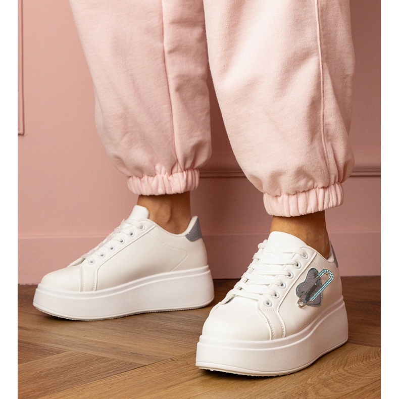 Bílé tenisky s modrým srdcem a zirkonovými kolíky bílý 1