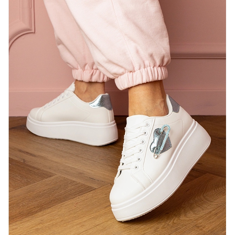 Bílé tenisky s modrým srdcem a zirkonovými kolíky bílý 2