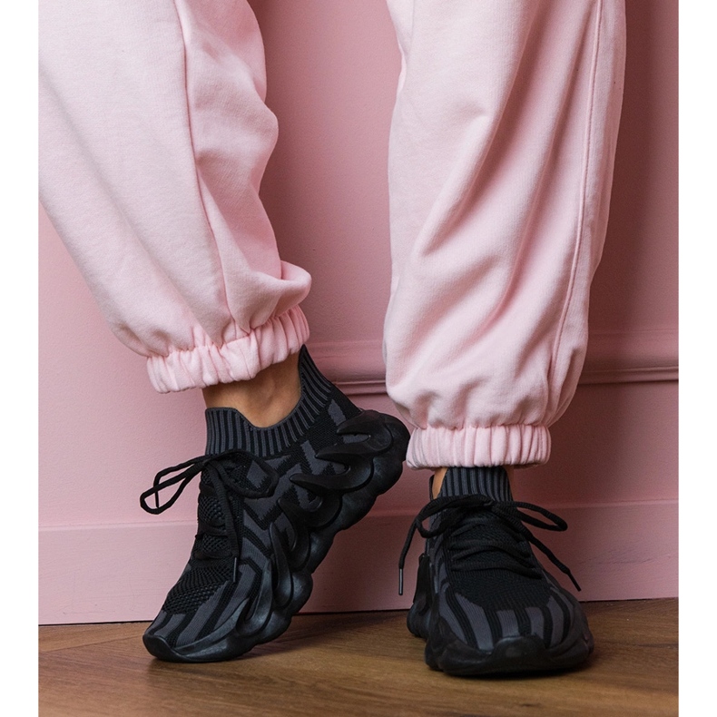 Černé sportovní tenisky na masivní podrážce černá 1 Černé sportovní tenisky na masivní podrážce černá 1