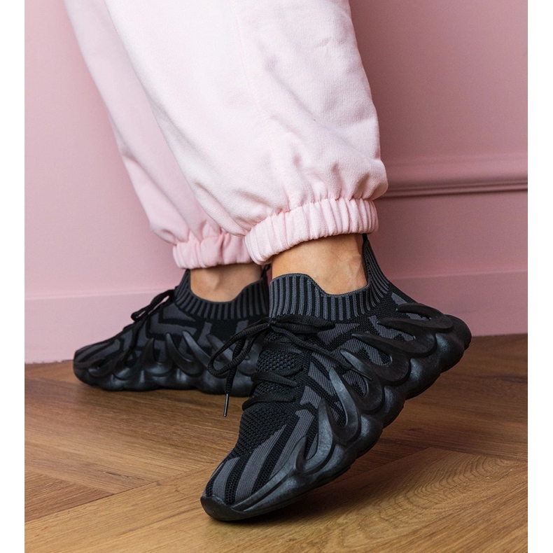 Černé sportovní tenisky na masivní podrážce černá 2 Černé sportovní tenisky na masivní podrážce černá 2