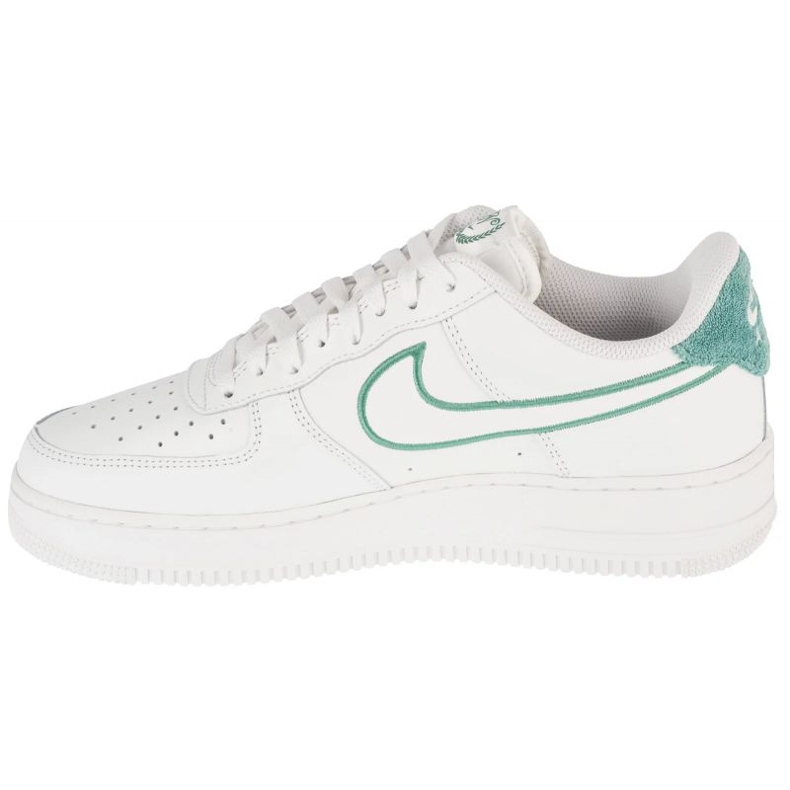 Nike Air Force 1 07 LV8 FN8349-100 Shoty bílý 1
