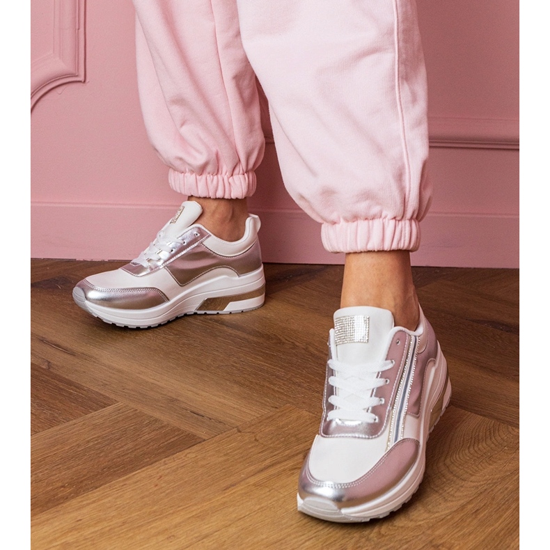 Bílé tenisky se zirkony a kovovou inzercí bílý 1