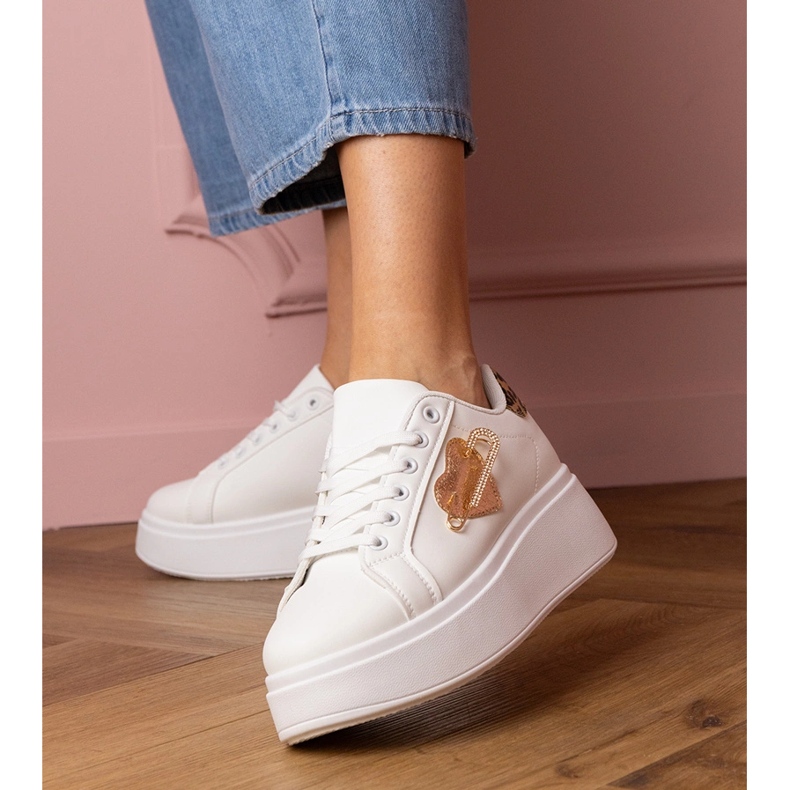 Bílé tenisky se zirkonovými kolíky a doplňkem leoparda bílý 1