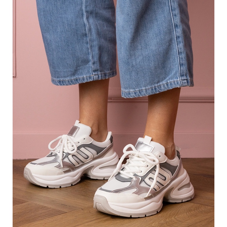 Bílé sportovní tenisky s masivní podrážkou bílý 1