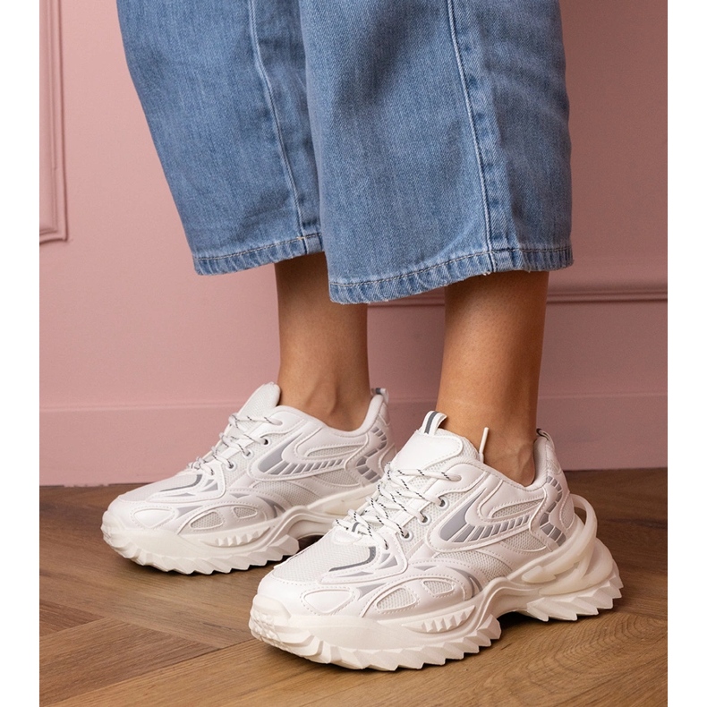 Bílé sportovní tenisky na stylové podrážce bílý 1