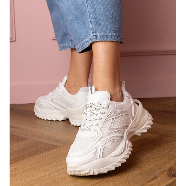 Bílé sportovní tenisky na husté podrážce bílý 1