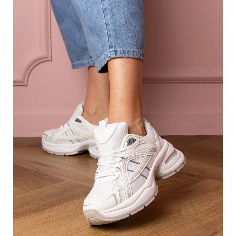 Bílé sportovní tenisky s masivní podrážkou bílý 1