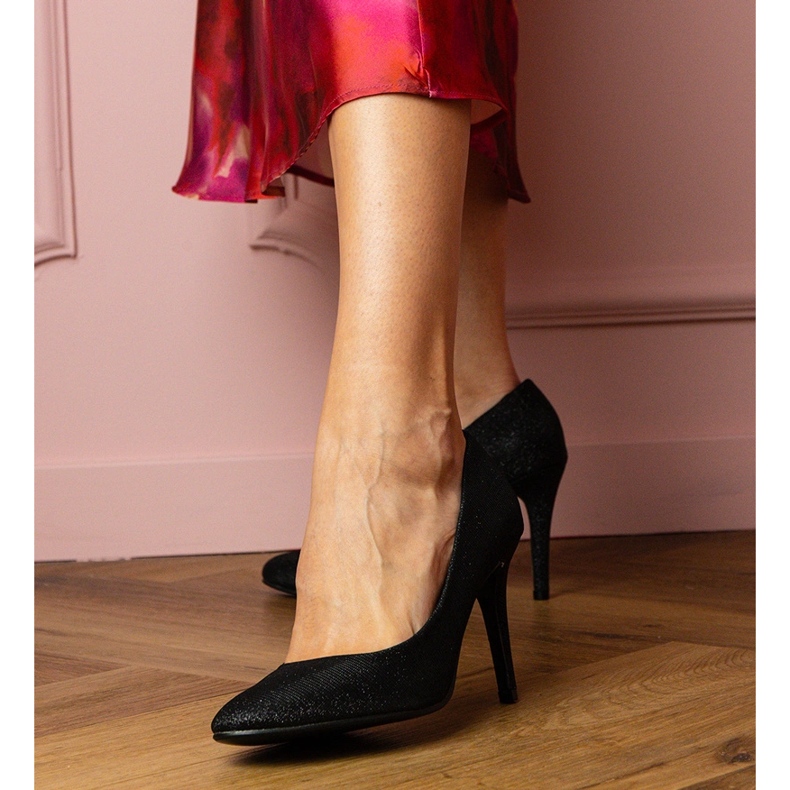 Černá čerpadla na brokátovém povrchu 2