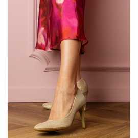 Zlaté čerpadla na brokátové povrchové úpravě zlatý 1