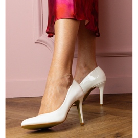 Bílá klasická čerpadla je valená na špendlíku bílý 1 Bílá klasická čerpadla je valená na špendlíku bílý 1