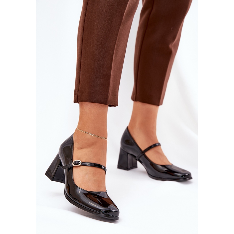 Malovaná čerpadla na sloupku s pásem a sponou černou černá 2 Malovaná čerpadla na sloupku s pásem a sponou černou černá 2