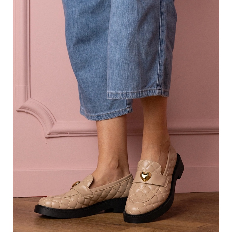 Béžové prošívané mokasíny zdobené srdcem béžový 1