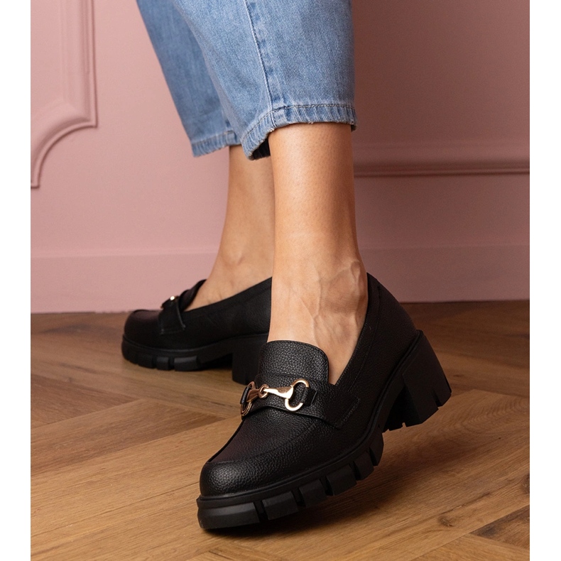 Černé boty na nízkém sloupku se zlatou dekorací černá 1