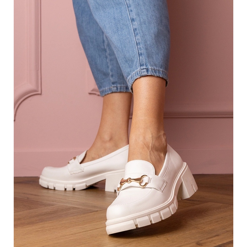 Bílé boty na nízkém sloupku se zlatým ozdobou bílý 1