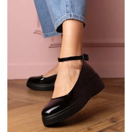 Na platformě jsou černé boty černý 1