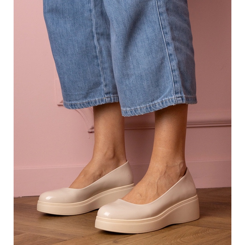 BEIGE -VARNISHID SOTS na platformě béžový 1