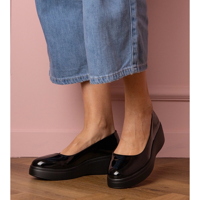 Na platformě jsou černé boty černý 1