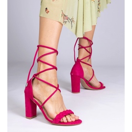 Růžové sandály svázané na příspěvku růžový 1 Růžové sandály svázané na příspěvku růžový 1