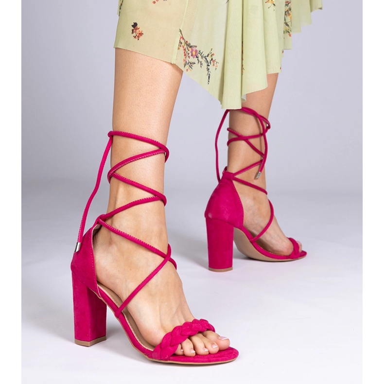 Růžové sandály svázané na příspěvku růžový 1 Růžové sandály svázané na příspěvku růžový 1
