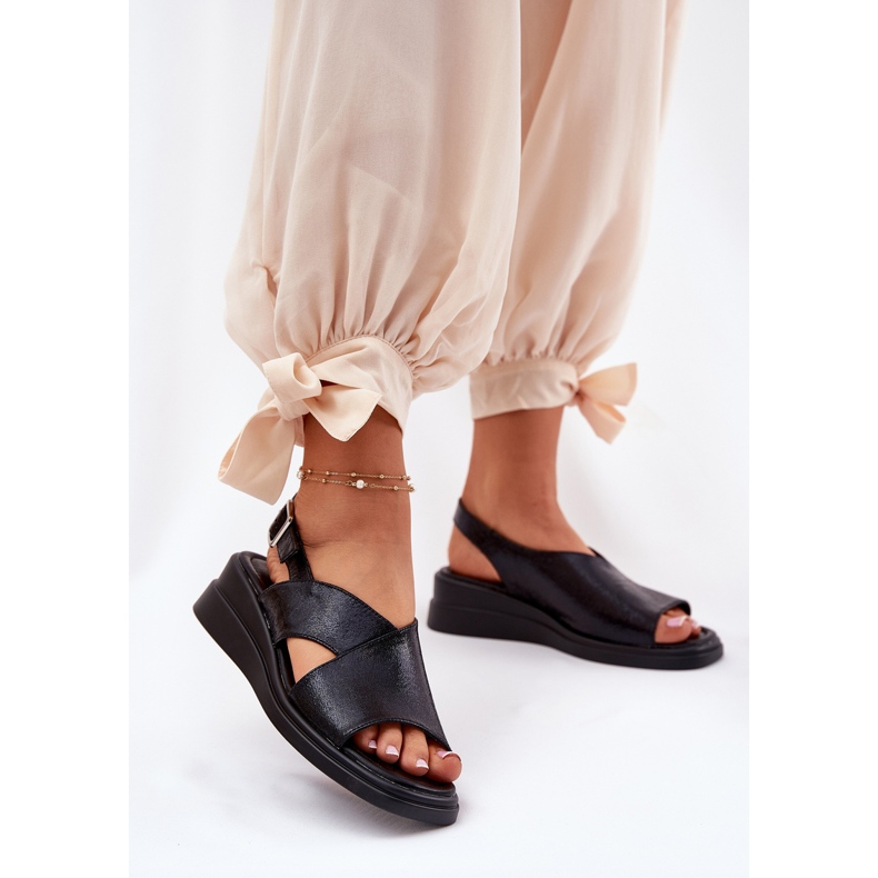 Jezzi Malované dámské sandály na klínu s ekologickou koženou černou kůží černá 2 Jezzi Malované dámské sandály na klínu s ekologickou koženou černou kůží černá 2