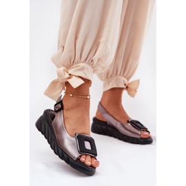 Dámské kožené sandály s klínem s dekorací Artiker 56C2158 Graphite stříbrný 2 Dámské kožené sandály s klínem s dekorací Artiker 56C2158 Graphite stříbrný 2