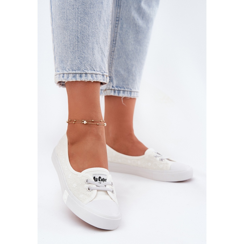 Tenisky tenisky tenisek s výšivkou Lee Cooper LCW-25-31-3447L bílá bílý 2