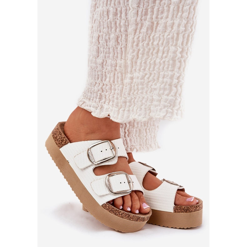 Dámské platformy žabky s Lee Cooper LCW-25-35-3496l bílé přezky bílý 1