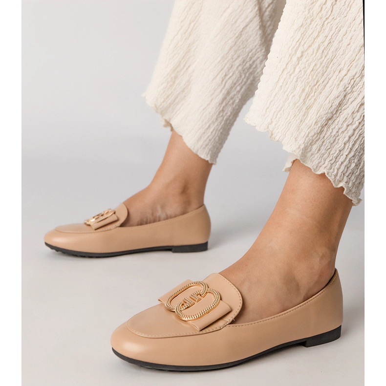 Krémová dámská mokasína se zlatou dekorací 1