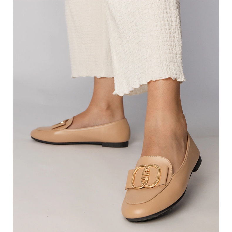 Krémová dámská mokasína se zlatou dekorací 2