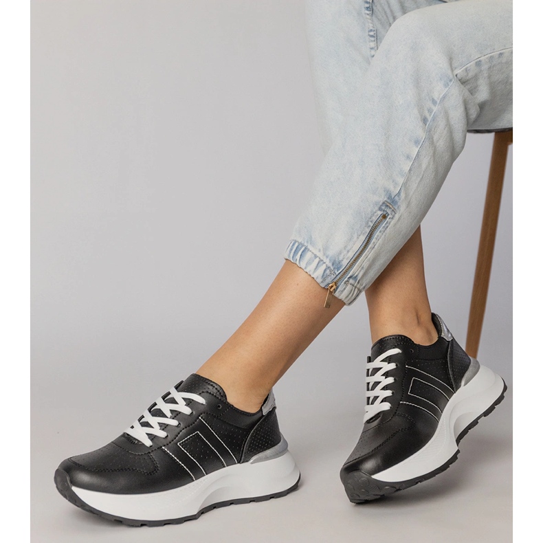 Černé sportovní tenisky se stříbrnou vložkou černá 2