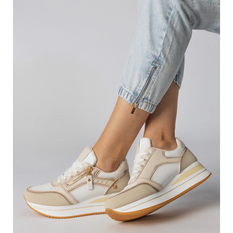 Béžové sportovní tenisky zdobené jezdcem béžový 2