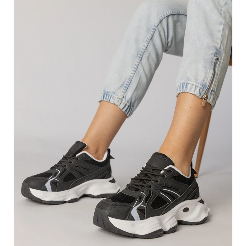 Černé sportovní tenisky na masivní podrážce černá 1