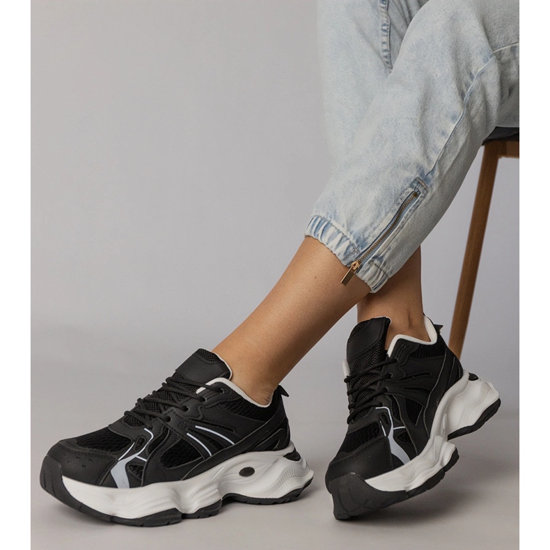 Černé sportovní tenisky na masivní podrážce černá 2