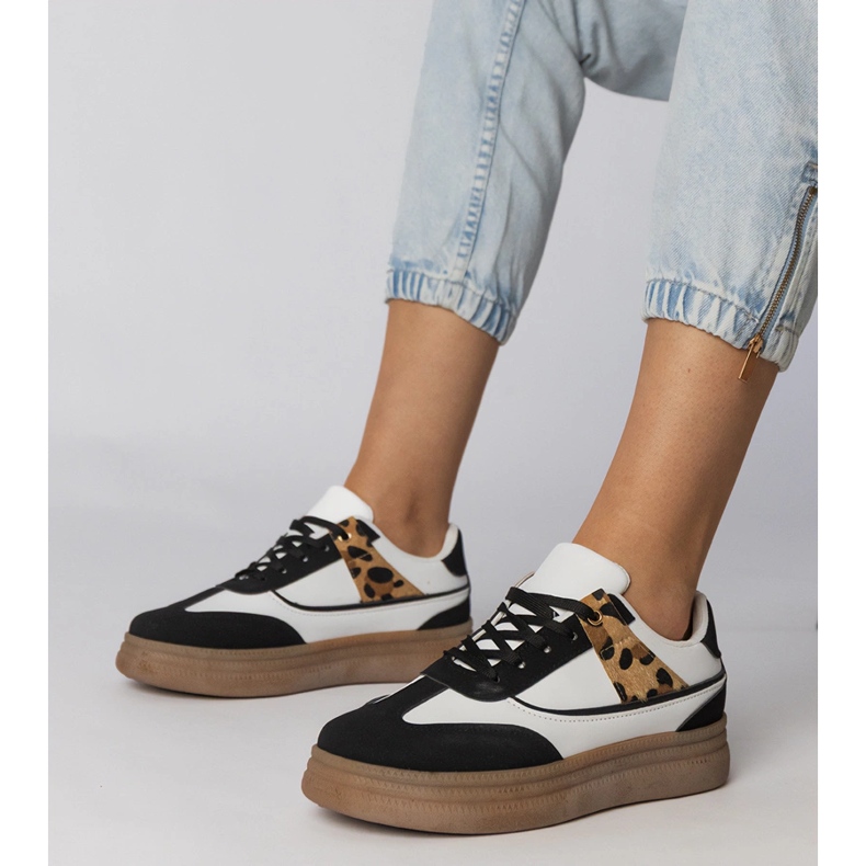 Bílé a bílé tenisky s leopardovým příslušenstvím bílý 1