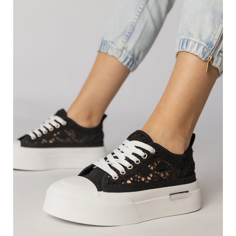 Otevřené práce žen s černé tenisky černý 1