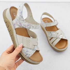 Kůže pohodlné sandály na suchý zip s béžovými květy T.Sokolski L25-173 1