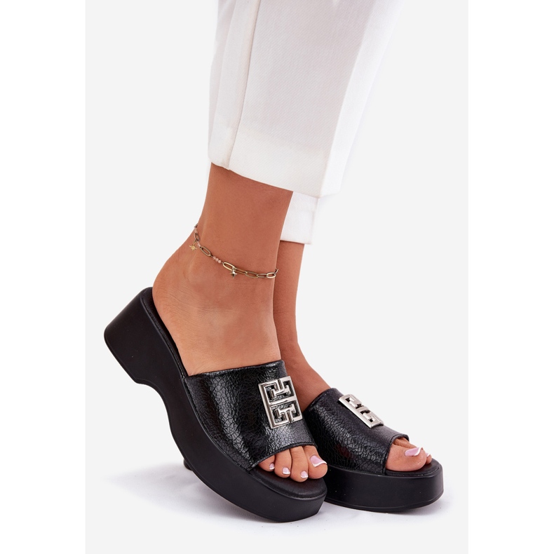 Vinceza Dámské kožené žabky s dekorací Vincez 79526 Black černý 1