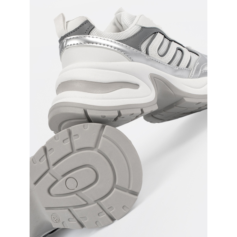 Tenisky bílých žen se stříbrnými vložkami 1