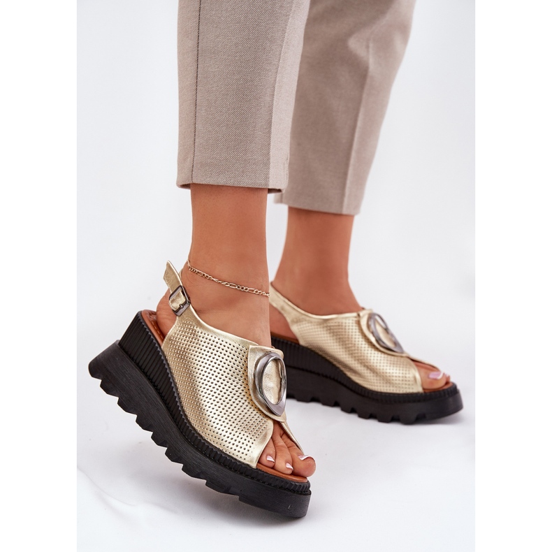 ARTIKER Dámské kožené sandály s klínem s dekorací Artker 56C0109 Zlotys zlatý 2