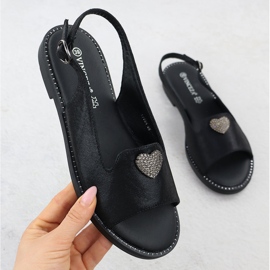 Ploché ženské sandály s dekorací Black Vinceza 17384 černá 1 Ploché ženské sandály s dekorací Black Vinceza 17384 černá 1