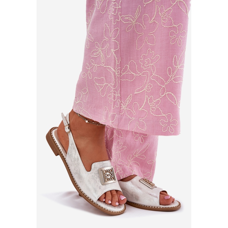 S.Barski Elegantní dámské sandály s plochým podpatkem s ozdobou S. Barski KV51-082 stříbrný 1