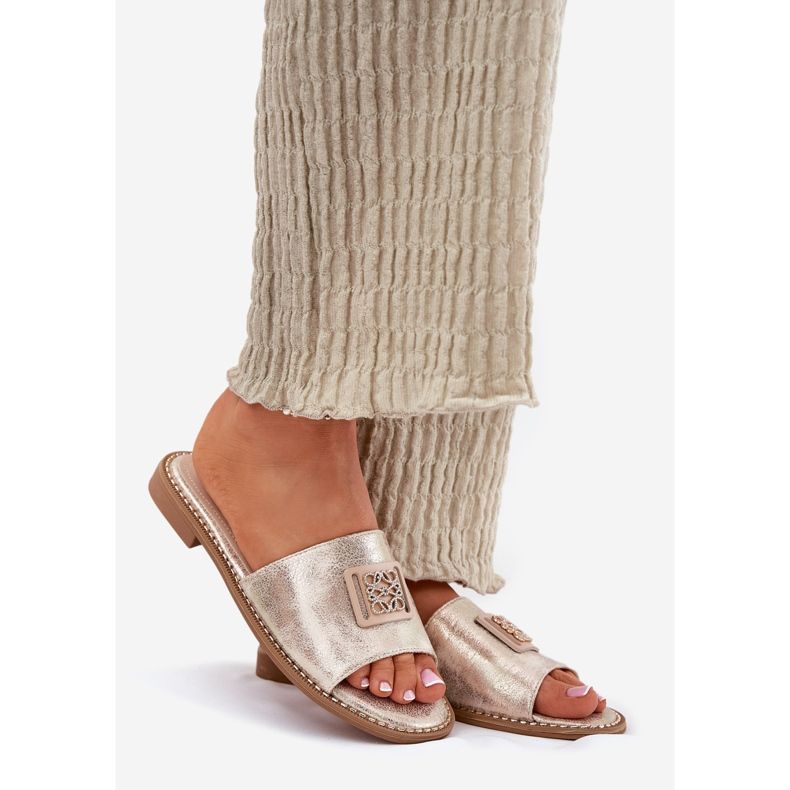 S.Barski Dámské flip-flops s plochým podpatkem s ornamentem S. Barski KV51-089 Gold zlatý 1 S.Barski Dámské flip-flops s plochým podpatkem s ornamentem S. Barski KV51-089 Gold zlatý 1